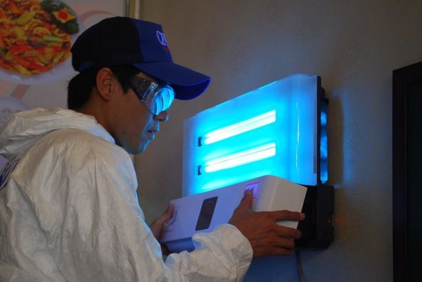 Nhân viên CESCO đến kiểm tra và thay keo định kì cho đèn UV diệt côn trùng PHOENIX của CESCO