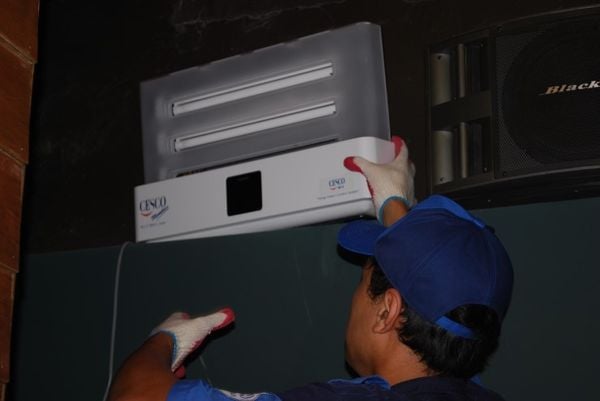 Nhân viên CESCO đến kiểm tra và thay keo định kì cho đèn UV diệt côn trùng PHOENIX của CESCO