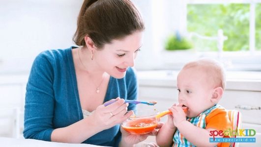 5 lời khuyên khi cho trẻ dưới 1 tuổi ăn