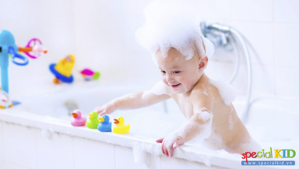 Những lưu ý chăm sóc bé khi trời nắng nóng