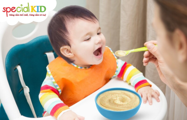 Trẻ 6 tháng ăn dặm cần lưu ý gì? Gợi ý mẹ món ăn bổ dưỡng cho bé