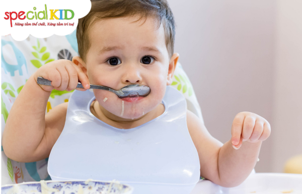 Dấu hiệu cho thấy trẻ đã sẵn sàng ăn dặm