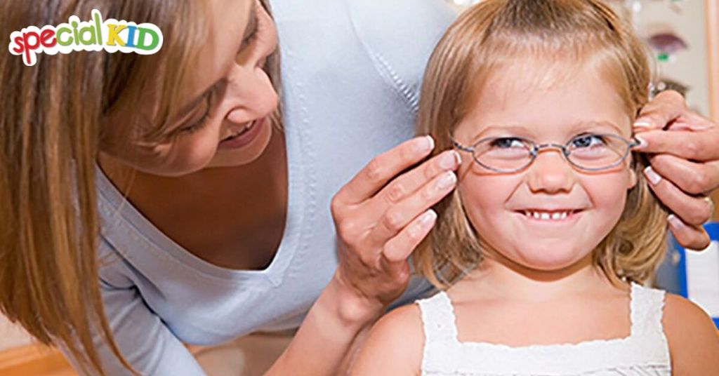 Mẹo chọn mắt kính cận thị phù hợp cho các bé