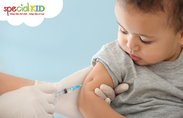 Tiêm phòng giúp trẻ xây dựng hệ thống miễn dịch chủ động, qua đó hạn chế nguy cơ nhiễm bệnh
