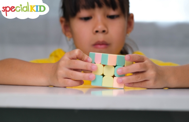 Rubik là trò chơi tăng tập trung cho trẻ rất tốt | Special kid