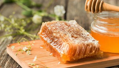 SỰ THẬT VỀ NUÔI ONG CHO ĂN ĐƯỜNG ?