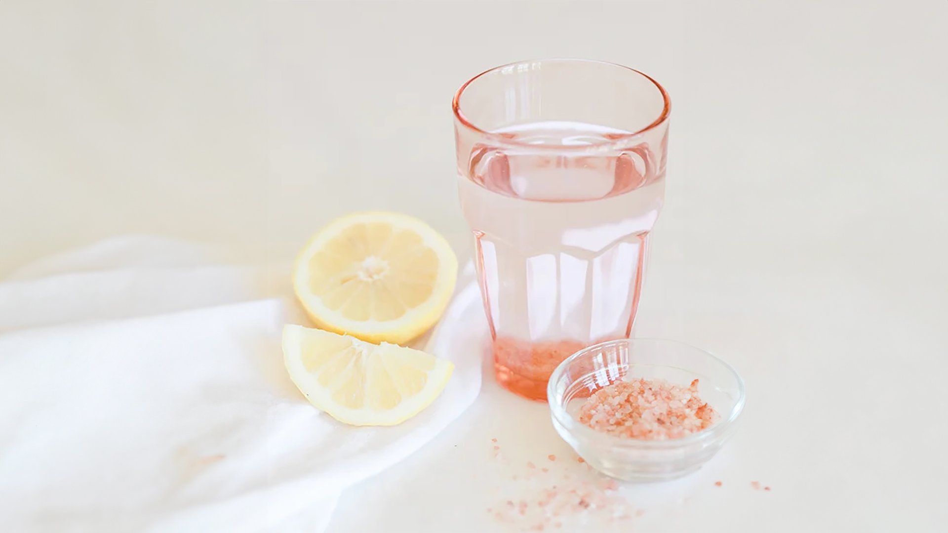 Tại sao bạn nên uống nước muối hồng vào mỗi buổi sáng?