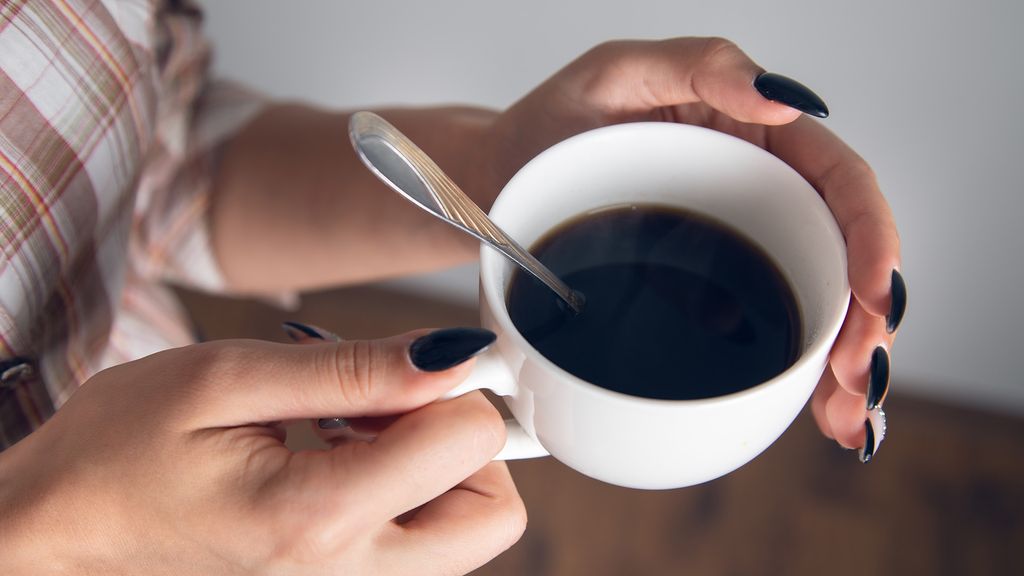 Uống cà phê đen vào buổi chiều giúp thúc đẩy trao đổi chất, hạn chế cảm giác thèm ăn.
