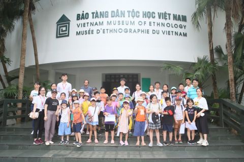 Học sinh trại hè Vietschool khám phá Bảo tàng Dân tộc học Việt Nam