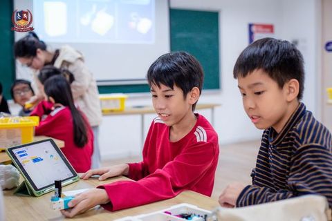 STEAM ROBOTICS: VIETSCHOOLERS LẬP TRÌNH VỚI ĐỘNG CƠ VÀ CẢM BIẾN