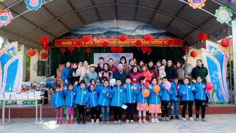 [Báo Đại Biểu Nhân Dân] Quỹ Trăng Xanh sưởi ấm bước chân hơn 400 em học sinh nơi rẻo cao Hà Giang