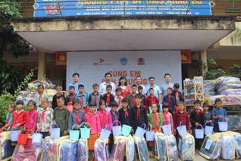 Báo Hà Giang: Tập đoàn Bách Việt tặng quà cho học sinh xã Khâu Vai
