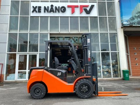 SO SÁNH CHI PHÍ GIỮA THUÊ XE NÂNG DẦU VÀ XE NÂNG ĐIỆN???