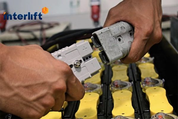 Sử dụng pin axit chì cho doanh nghiệp vận hành ít