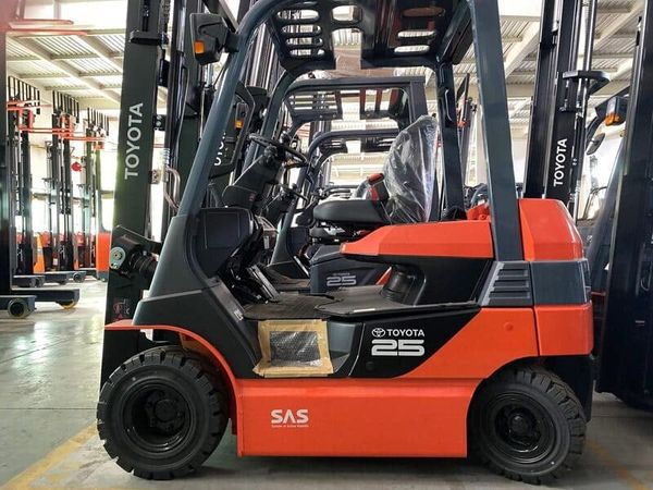 Xe nâng Toyota 8FB25