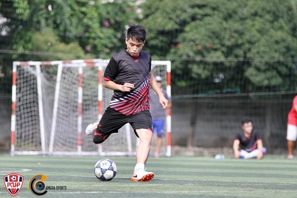 sút bóng mạnh