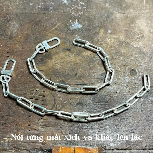 nam nên đeo vòng tay bên nào