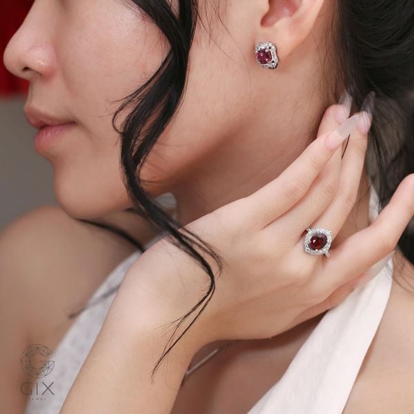 nữ đeo nhẫn tay nào giữ tiền