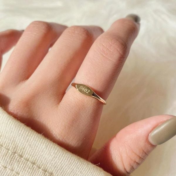 nữ đeo nhẫn ngón trỏ tay trái