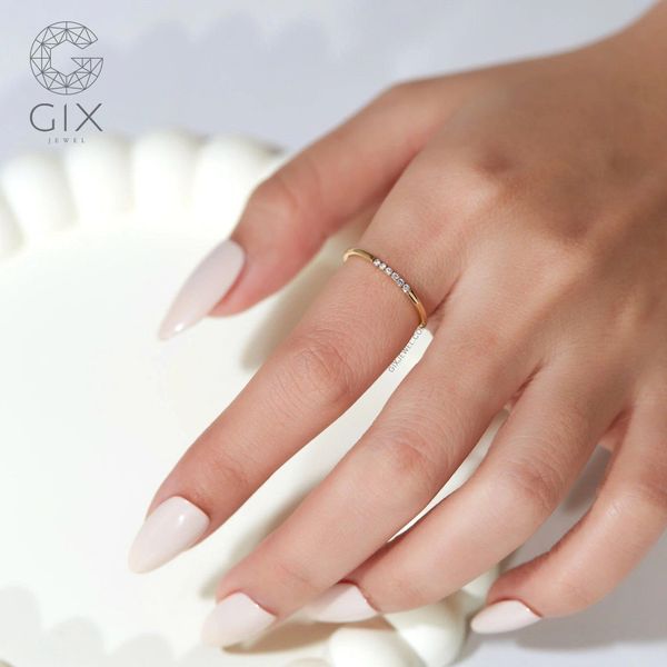 nữ đeo nhẫn ngón trỏ tay trái
