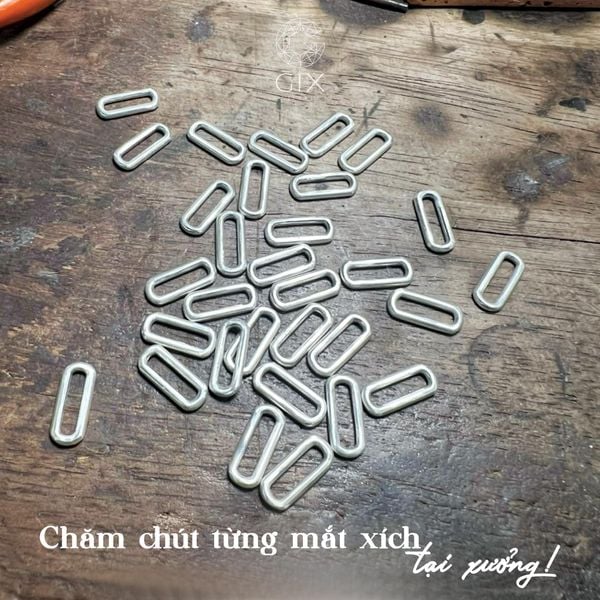 nam nên đeo vòng tay bên nào