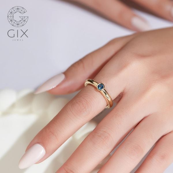 nữ đeo nhẫn ngón trỏ tay trái