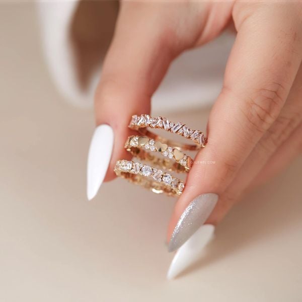 nữ đeo nhẫn ngón trỏ tay trái