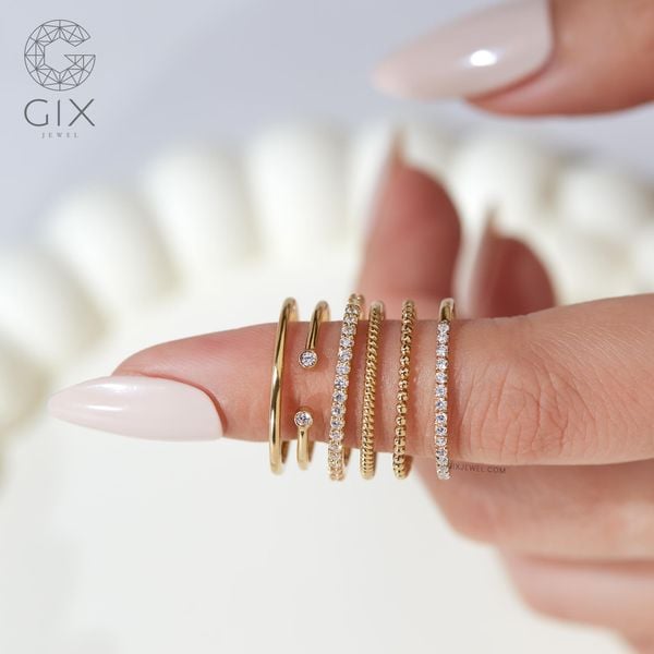 nữ đeo nhẫn ngón trỏ tay trái