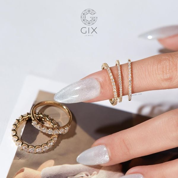 nữ đeo nhẫn ngón trỏ tay trái