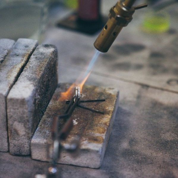 nhẫn cầu hôn bằng vàng hay bạc