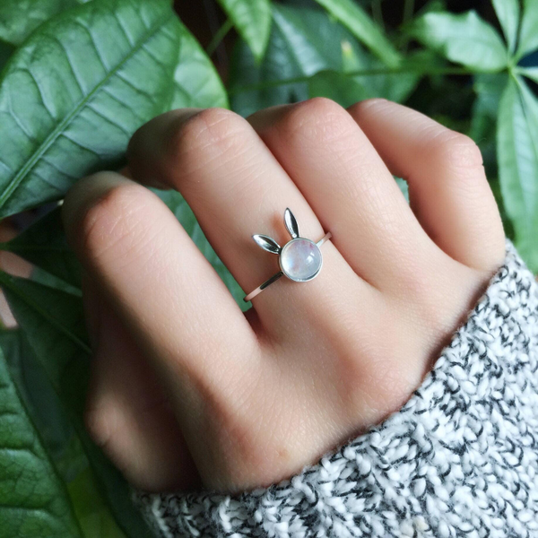 nữ mệnh thủy đeo nhẫn ngón nào