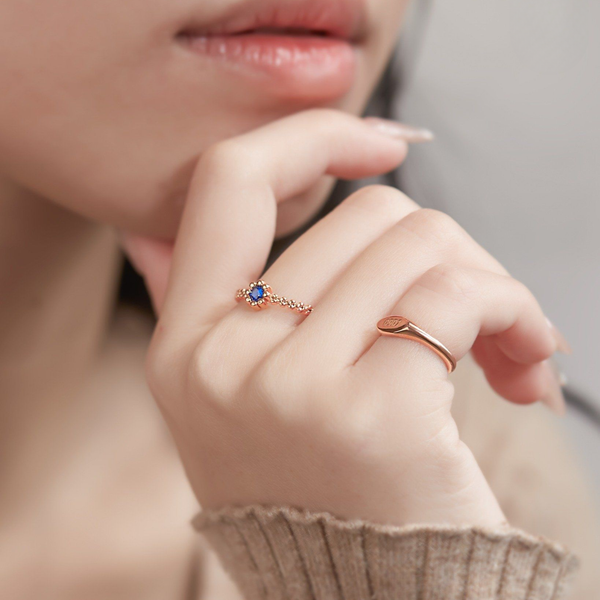 nữ mệnh thủy đeo nhẫn ngón nào