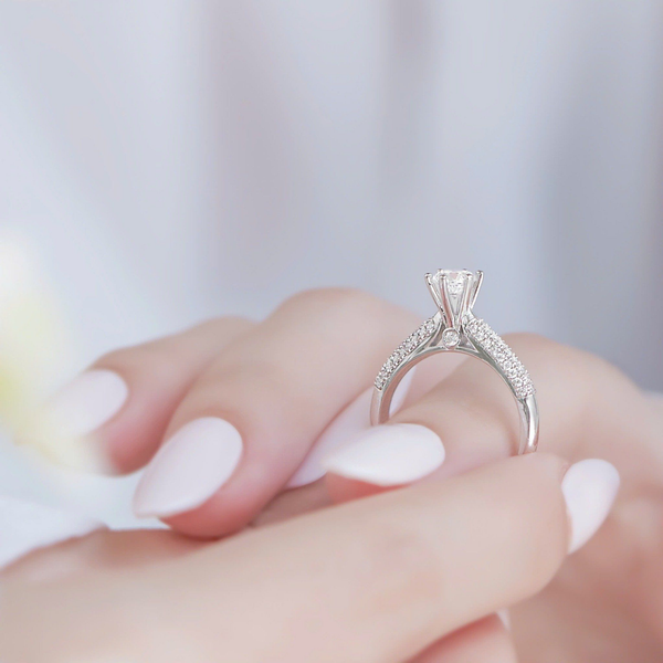 nhẫn cầu hôn đeo ngón nào