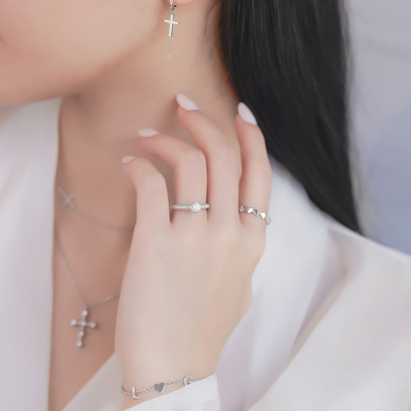 nhẫn cầu hôn đeo ngón nào