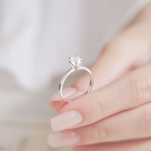 nhẫn cầu hôn đeo ngón nào