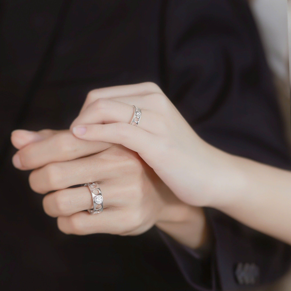 đeo nhẫn đôi ngón nào