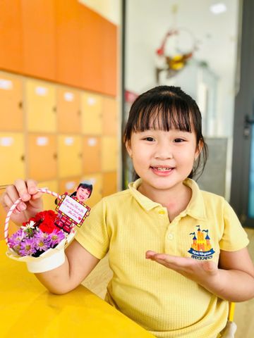 BÉ LÀM QUÀ TẶNG NGÀY 8/3