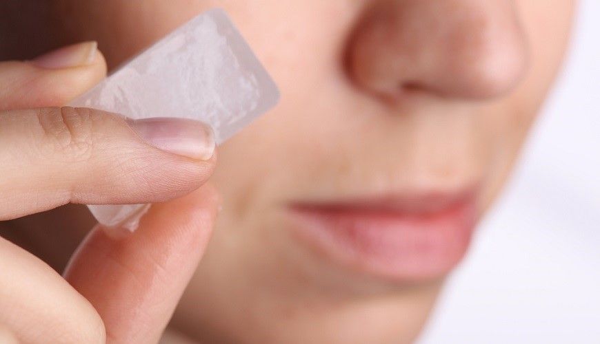 Dùng đá lạnh giúp làm giảm đau vết nặn mụn