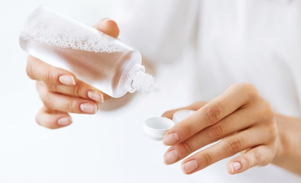 Dùng nước dìm len chữa trị mascara bị khô