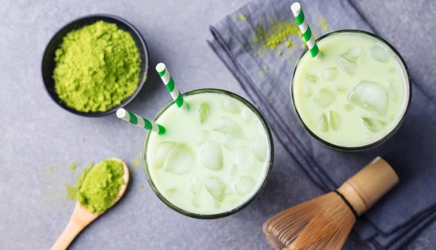 Làm đẹp da với sinh tố matcha và sữa hạnh nhân