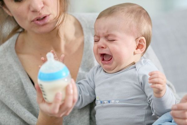 Trẻ khóc đòi bú vì chưa đủ no sữa