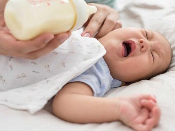 bé khóc không chịu bú sữa