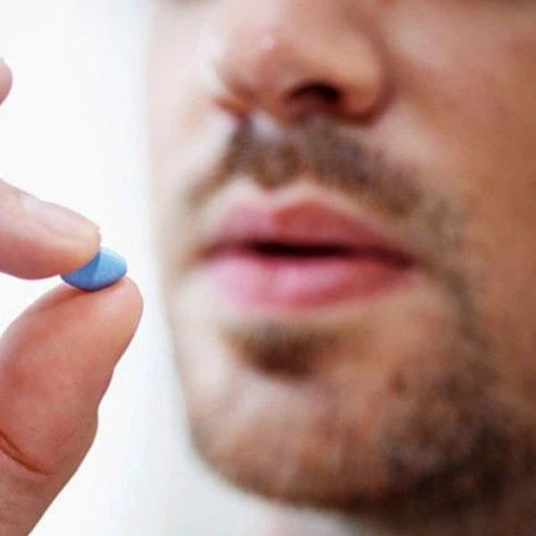 Hình ảnh nam giới uống thuốc kích dục