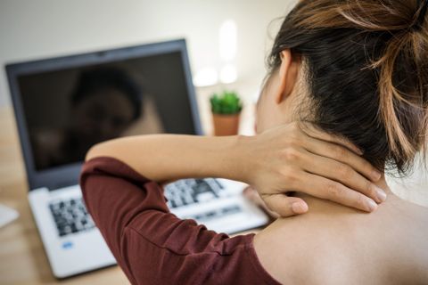 Giảm đau mỏi vai gáy khi làm việc máy tính – Bí quyết thư giãn từ thảo dược thiên nhiên