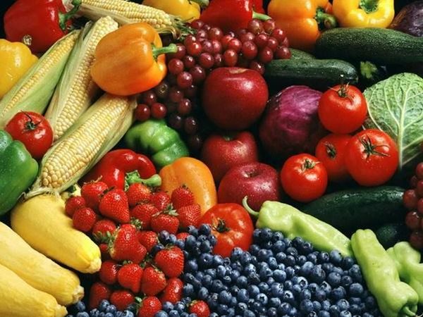 Bổ sung nhiều rau xanh và trái cây giúp ngăn ngừa chàm da