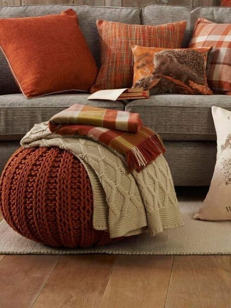 Chăn và gối len rất thích hợp để decor phòng khách vào mùa thu