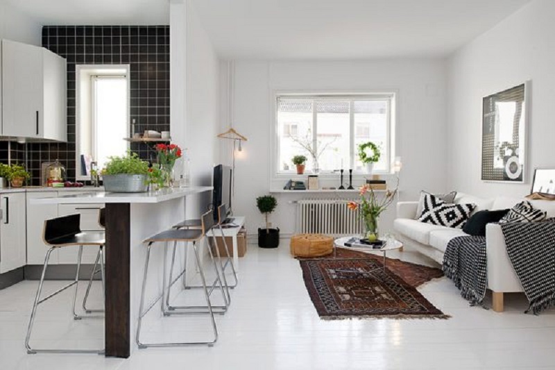 Phòng bếp và phòng khách được thiết kế thoáng đãng trong không gian phòng nhỏ