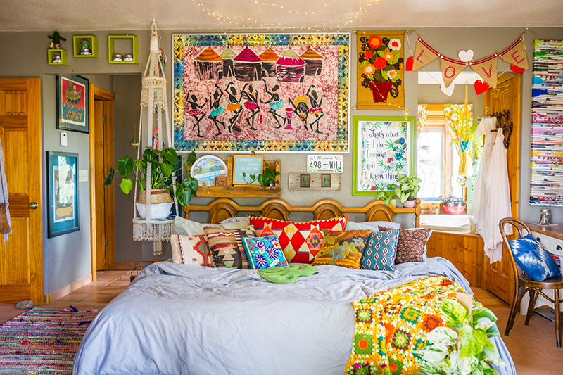 Một phòng ngủ với đầy những phụ kiện trang trí mang màu sắc sinh động, gây ấn tượng thị giác mạnh