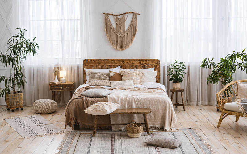 Phòng ngủ Bohemian với tua rua trên viền thảm và vật dụng trang trí treo tường