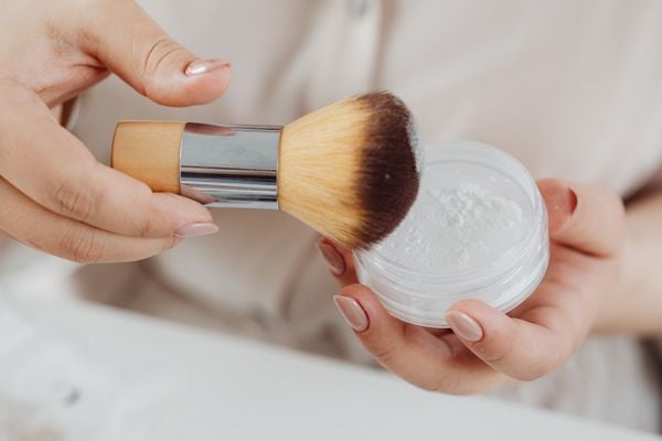 BÍ QUYẾT DÙNG PHẤN PHỦ LÂU TRÔI NGÀY HÈ – vivianbeauty